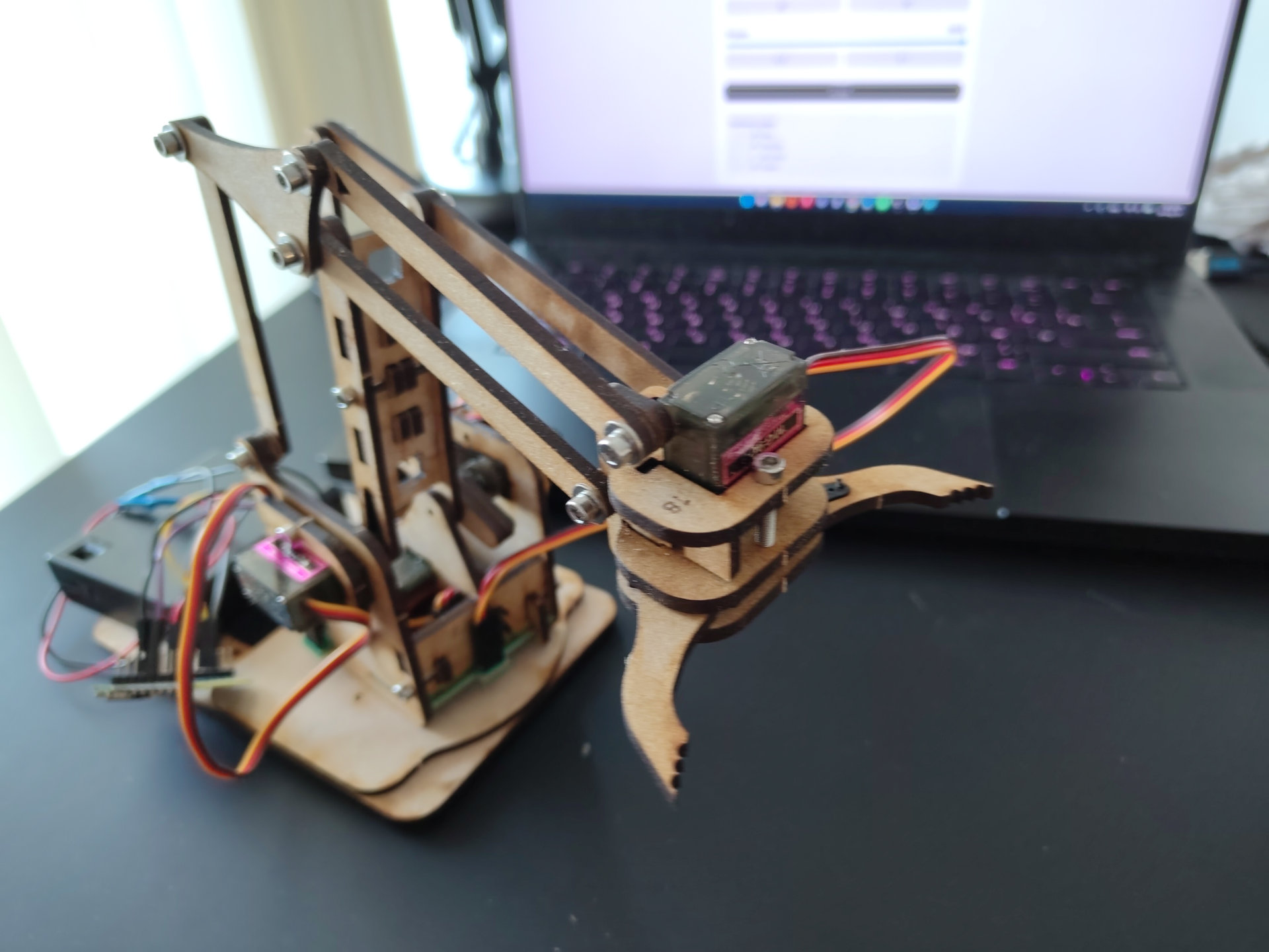 MeArm Wi-Fi Robotic Arm – Robium Editon. Advanced classes — hands-on robotics class
